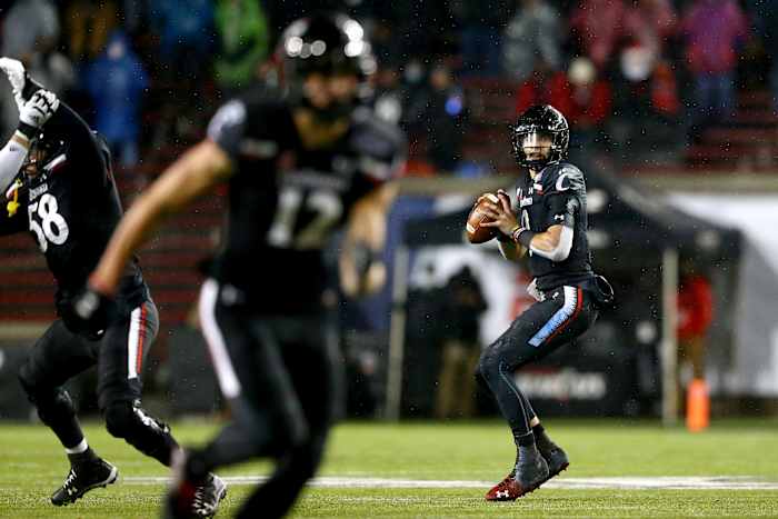 Cincinnati Bearcats quarterback Desmond Ridder (9) eyes Cincinnati Bearcats wide receiver Alec Pierce (12) on a touchdown pass in the second quarter during the American Athletic Conference football championship game against the Tulsa Golden Hurricane, Saturday, Dec. 19, 2020, at Nippert Stadium in Cincinnati. Aac Championship Tulsa Golden Hurricane At Cincinnati Bearcats Football Dec 19